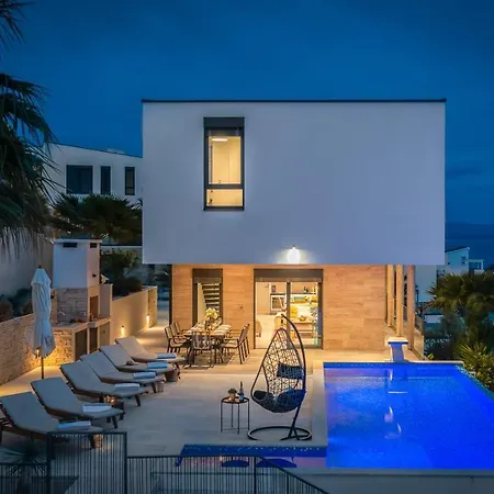 Luxury Black Pearl With Pool Villa Traù