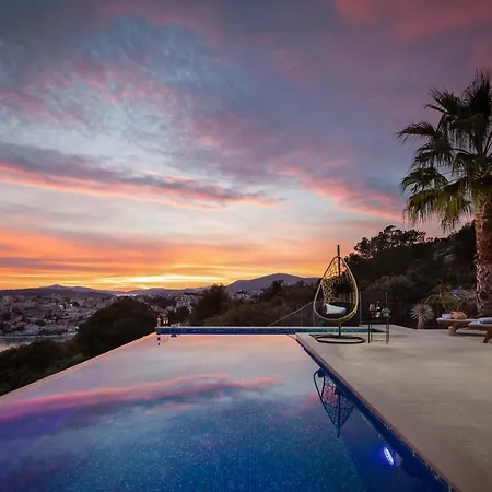 Villa Luxury Black Pearl With Pool Traù