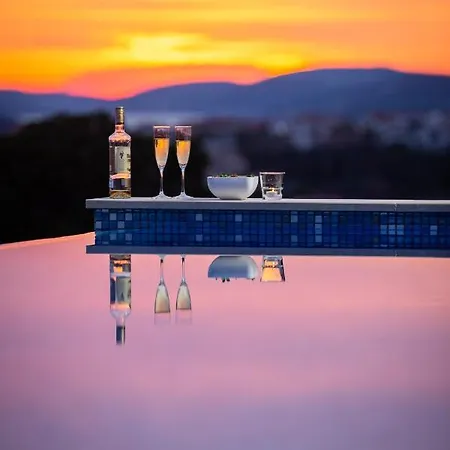 Villa Luxury Black Pearl With Pool Traù
