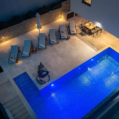 Luxury Black Pearl With Pool Traù