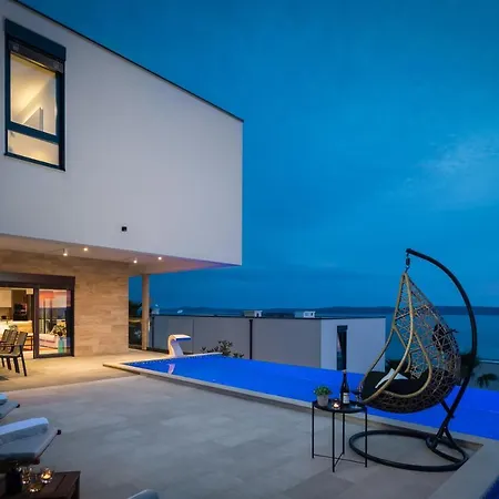 Luxury Black Pearl With Pool Villa Traù