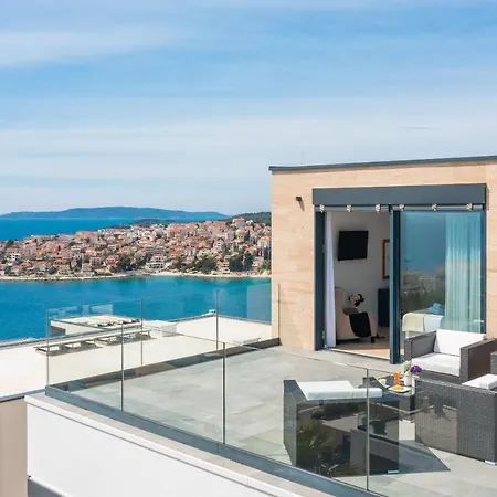 Luxury Black Pearl With Pool Villa Traù