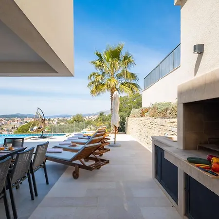 Luxury Black Pearl With Pool Villa Traù