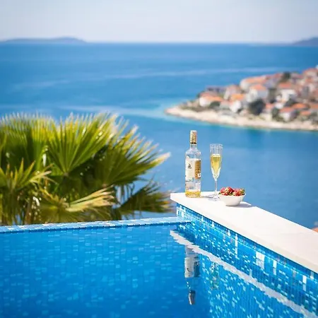 Luxury Black Pearl With Pool Villa Traù